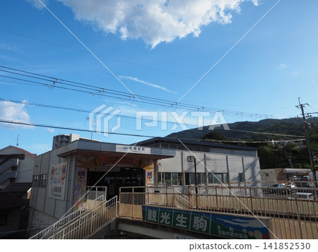 纜車之旅的起點。近鐵生駒纜車線鳥居前站以及生駒山的夏日景色。 纜車之旅的起點。近鐵生駒纜車線鳥居前站以及生駒山的夏日景色。 141852530