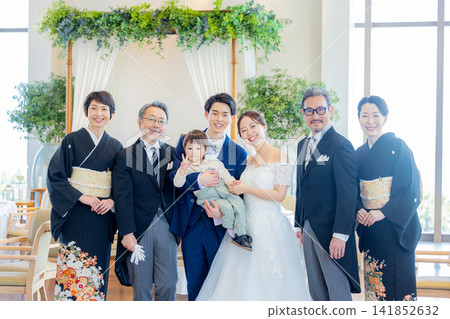 一場由父母與子女共同慶祝的家庭婚禮。 141852632