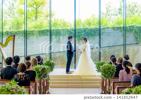 婚禮場景,新郎新娘站在婚禮聖壇前。 婚禮場景,新郎新娘站在婚禮聖壇前。 141852647