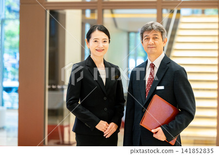 大廳站著微笑的老年男女 大廳站著微笑的老年男女 141852835