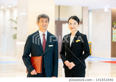 大廳站著微笑的老年男女 大廳站著微笑的老年男女 141852840