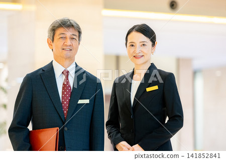大廳站著微笑的老年男女 大廳站著微笑的老年男女 141852841