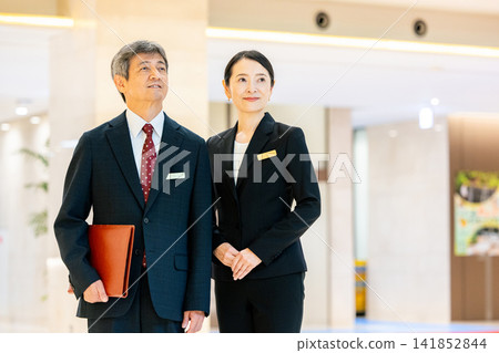 大廳站著微笑的老年男女 大廳站著微笑的老年男女 141852844