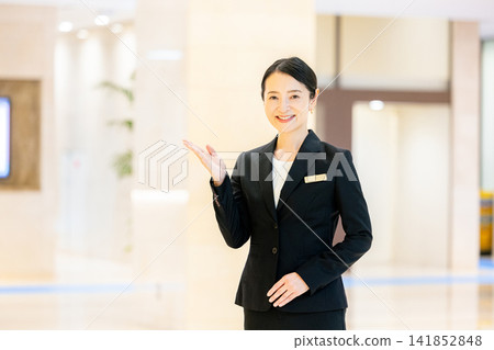 Businesswomen working in hotels Businesswomen working in hotels 141852848