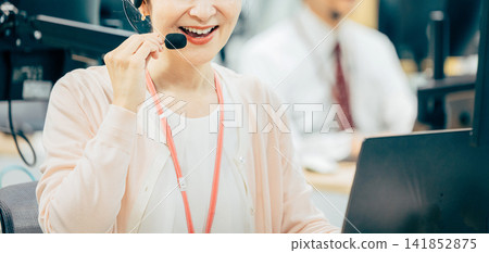 在呼叫中心工作的女接線員 在呼叫中心工作的女接線員 141852875