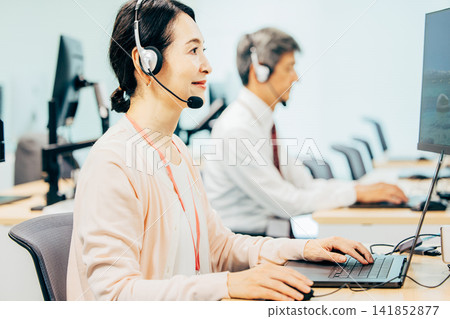 在呼叫中心工作的女接線員 在呼叫中心工作的女接線員 141852877