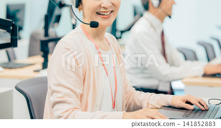 在呼叫中心工作的女接線員 在呼叫中心工作的女接線員 141852883