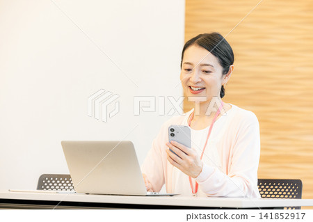 有智慧型手機的女人 有智慧型手機的女人 141852917