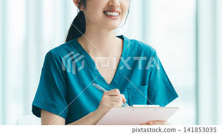 Female medical staff conducting the interview 141853035