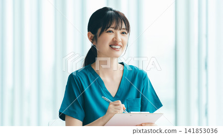 進行訪談的女性醫護人員 進行訪談的女性醫護人員 141853036