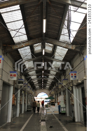 漫步於靜岡縣沼津市沼津漁港的商業街。 漫步於靜岡縣沼津市沼津漁港的商業街。 141853110