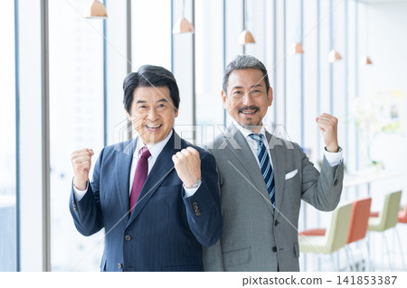 在辦公室工作的中年商人攝影合作:電波學園教育法人、東京電子專校 在辦公室工作的中年商人攝影合作:電波學園教育法人、東京電子專校 141853387