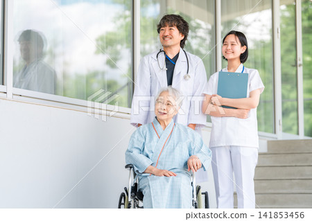 Elderly people in wheelchairs and doctors and nurses in hospitals and nursing care facilities Elderly people in wheelchairs and doctors and nurses in hospitals and nursing care facilities 141853456