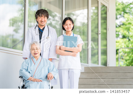 坐輪椅的老人以及醫院和護理機構的醫生和護士 坐輪椅的老人以及醫院和護理機構的醫生和護士 141853457
