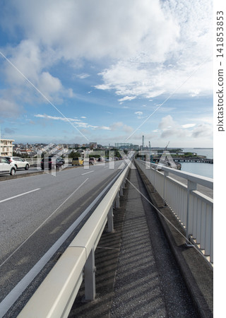 The road and sidewalk on one side of the Tomari Bridge are congested. The road and sidewalk on one side of the Tomari Bridge are congested. 141853853