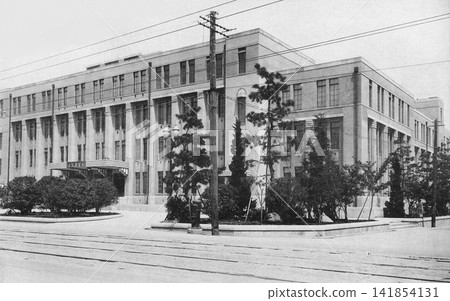 老照片,1933-1945 年:原子彈爆炸前的廣島市政府(該建築於 1928 年完工)。 老照片,1933-1945 年:原子彈爆炸前的廣島市政府(該建築於 1928 年完工)。 141854131
