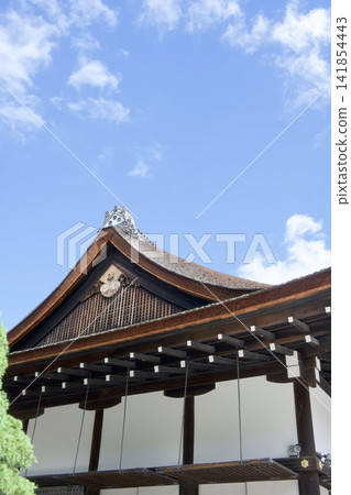 下鴨神社的神社建築群與藍天 下鴨神社的神社建築群與藍天 141854443