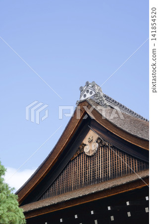 下鴨神社的神社建築群與藍天 下鴨神社的神社建築群與藍天 141854520