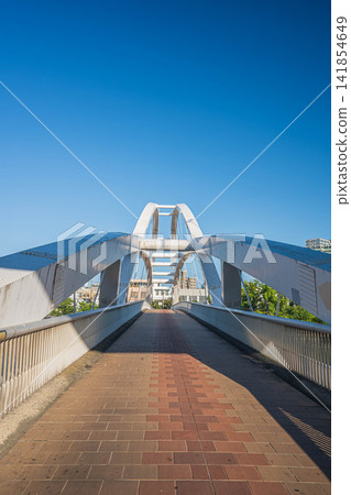 大阪市大川河上的行人橋-飛翔橋。 大阪市大川河上的行人橋-飛翔橋。 141854649