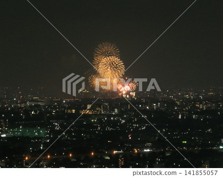 <Aerial view - Tokyo metropolitan area> Itabashi fireworks light up the summer night sky <Aerial view - Tokyo metropolitan area> Itabashi fireworks light up the summer night sky 141855057