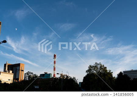 城市景觀與藍天 城市景觀與藍天 141856005