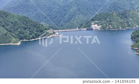 <Aerial view of Okutadami> A sightseeing boat and dam floating on the lake. <Aerial view of Okutadami> A sightseeing boat and dam floating on the lake. 141856105