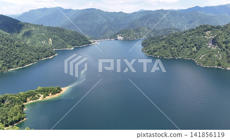<Aerial view of Okutadami Lake> Aerial view of the Okutadami Dam Lake <Aerial view of Okutadami Lake> Aerial view of the Okutadami Dam Lake 141856119