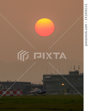 一架日本航空自衛隊T-4教練機在黃昏時分降落。 一架日本航空自衛隊T-4教練機在黃昏時分降落。 141856131