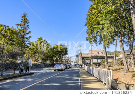 神奈川縣鎌倉市的城市景觀:橫濱鎌倉線北鎌倉站前。 神奈川縣鎌倉市的城市景觀:橫濱鎌倉線北鎌倉站前。 141856224