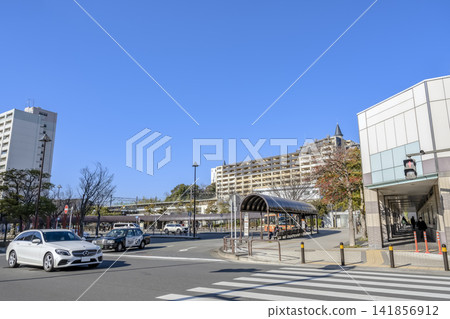 橫濱市榮區城市景觀：本鄉台站前的公車環島 141856912