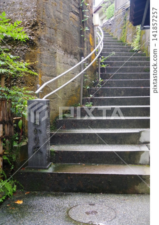 雨淋濕的樓梯 141857257