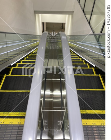 Unmanned escalator 7 Unmanned escalator 7 141857285