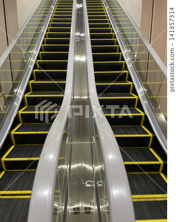 Unmanned escalator 9 Unmanned escalator 9 141857314
