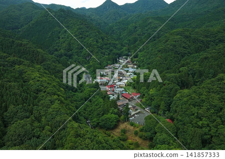 一張空拍照片,展現了群馬縣高崎市的一個山村和一座紅色鳥居。 一張空拍照片,展現了群馬縣高崎市的一個山村和一座紅色鳥居。 141857333