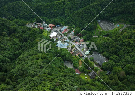 空拍照片展現了群馬縣高崎市的一個山村和養魚場。 空拍照片展現了群馬縣高崎市的一個山村和養魚場。 141857336