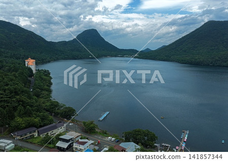 一張夏季空拍照片,俯瞰群馬縣榛名湖及其周圍山脈。 一張夏季空拍照片,俯瞰群馬縣榛名湖及其周圍山脈。 141857344