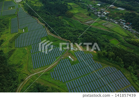 從空中拍攝的照片顯示,太陽能板遍布群馬縣高崎市的山坡和周圍的鄉村景觀。 從空中拍攝的照片顯示,太陽能板遍布群馬縣高崎市的山坡和周圍的鄉村景觀。 141857439