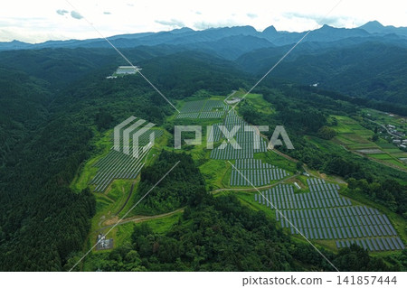 群馬縣高崎市山區一座巨型太陽能發電廠的空拍照片。 141857444