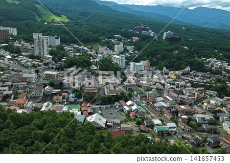 一張夏季空拍照片，展現了群馬縣草津市的溫泉小鎮和五重塔。 141857453