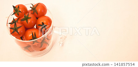 熟悉的紅色櫻桃番茄 熟悉的紅色櫻桃番茄 141857554