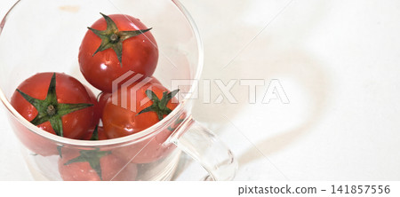 熟悉的紅色櫻桃番茄 熟悉的紅色櫻桃番茄 141857556