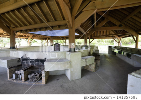 營地烹飪區和烤肉架搭建在木屋頂下的場景。 營地烹飪區和烤肉架搭建在木屋頂下的場景。 141857595