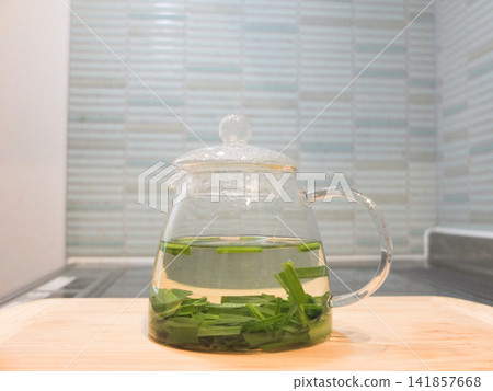 從花園剪下檸檬草 從花園剪下檸檬草 141857668