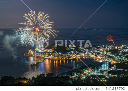 煙火照亮了稻取溫泉的夜空,也照亮了溫泉小鎮的夜景。 煙火照亮了稻取溫泉的夜空,也照亮了溫泉小鎮的夜景。 141857792
