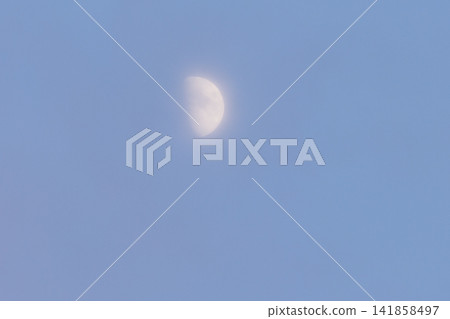 白天,湛藍的夜空中隱約可見一輪半月。 白天,湛藍的夜空中隱約可見一輪半月。 141858497