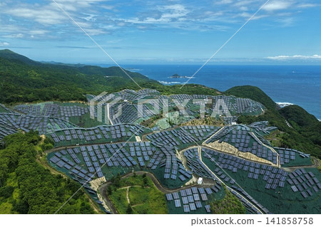 空拍照片顯示,一座巨型太陽能發電廠安裝在和歌山縣須佐見町的沿海山丘上。 空拍照片顯示,一座巨型太陽能發電廠安裝在和歌山縣須佐見町的沿海山丘上。 141858758