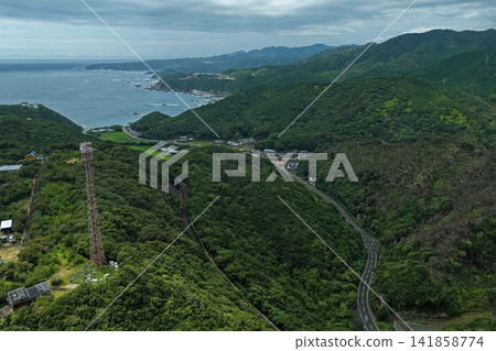 一張空拍照片,展現了和歌山縣須佐見町的沿海山脈和稻田。 一張空拍照片,展現了和歌山縣須佐見町的沿海山脈和稻田。 141858774