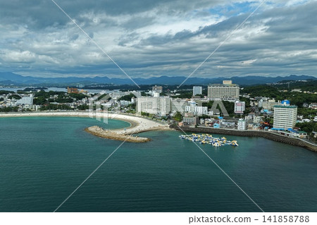 空拍照片捕捉了和歌山縣白濱町的沙灘和沿海度假區。 空拍照片捕捉了和歌山縣白濱町的沙灘和沿海度假區。 141858788