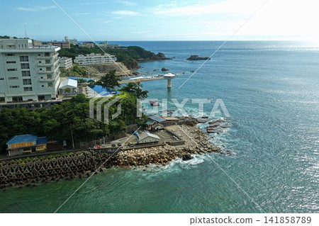 空拍照片,展現了和歌山縣白濱町的沿海地區和高層建築。 空拍照片,展現了和歌山縣白濱町的沿海地區和高層建築。 141858789