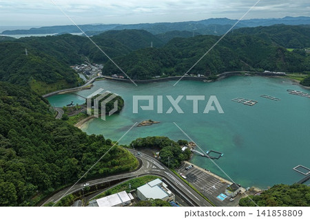 和歌山縣太地市海灣和水產養殖筏的空拍照片。 141858809